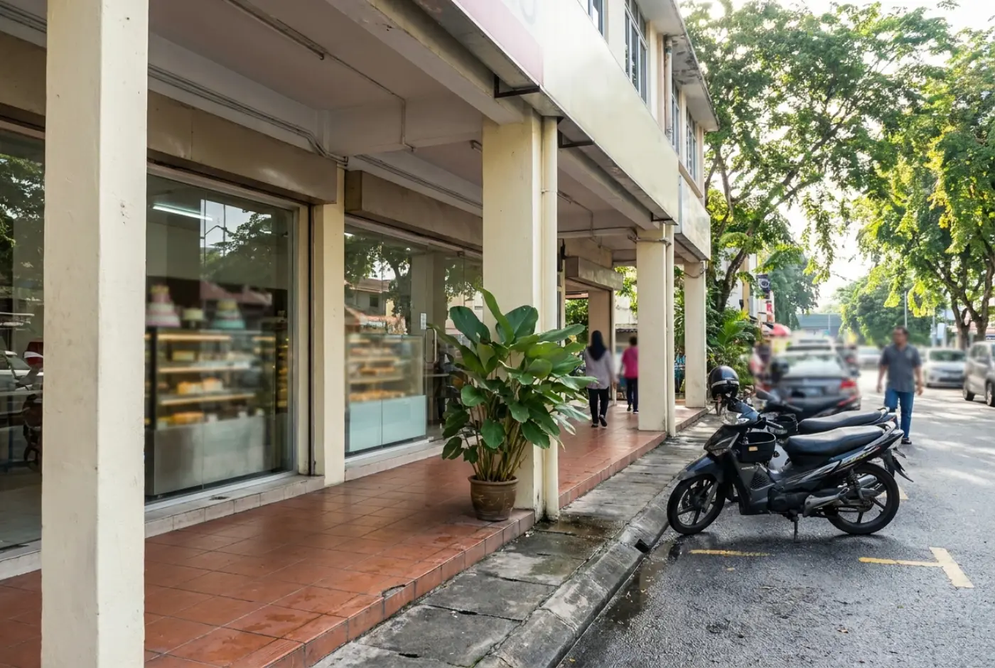 Hadapan kedai SweetBake di deretan rumah kedai Damansara Jaya dengan kaunter kek di sebalik kaca